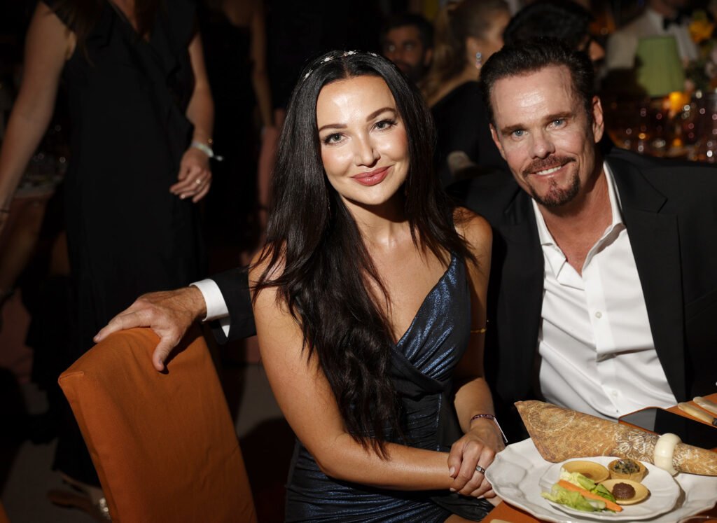 amfAR Gala Cannes 2022 - Show - Gossip Stone TV - Exclusive Celebrity Shows, Fashion, and Luxury News CAP D'ANTIBES, FRANCE - MAY 26: (L-R) Amy May and Kevin Dillon attend the amfAR Cannes Gala 2022 at Hotel du Cap-Eden-Roc on May 26, 2022 in Cap d'Antibes, France. (Photo by Kevin Tachman/amfAR/Getty Images for amfAR)