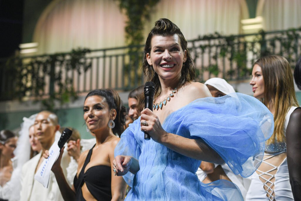 amfAR Gala Cannes 2022 - Show - Gossip Stone TV - Exclusive Celebrity Shows, Fashion, and Luxury News CAP D'ANTIBES, FRANCE - MAY 26: Eva Longoria and Milla Jovovich during the amfAR Cannes Gala 2022 at Hotel du Cap-Eden-Roc on May 26, 2022 in Cap d'Antibes, France. (Photo by Pascal Le Segretain/amfAR/Getty Images for amfAR)