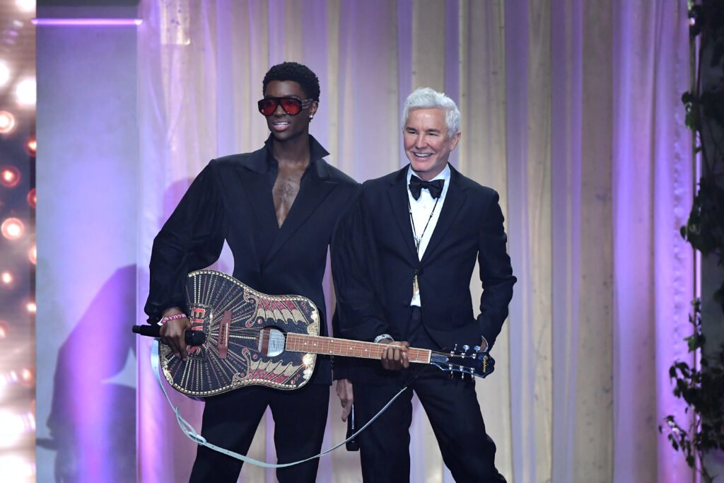 amfAR Gala Cannes 2022 - Show - Gossip Stone TV - Exclusive Celebrity Shows, Fashion, and Luxury News CAP D'ANTIBES, FRANCE - MAY 26: Alton Mason and Baz Luhrmann on stage during the amfAR Cannes Gala 2022 at Hotel du Cap-Eden-Roc on May 26, 2022 in Cap d'Antibes, France. (Photo by Dominique Charriau/Getty Images for amfAR)